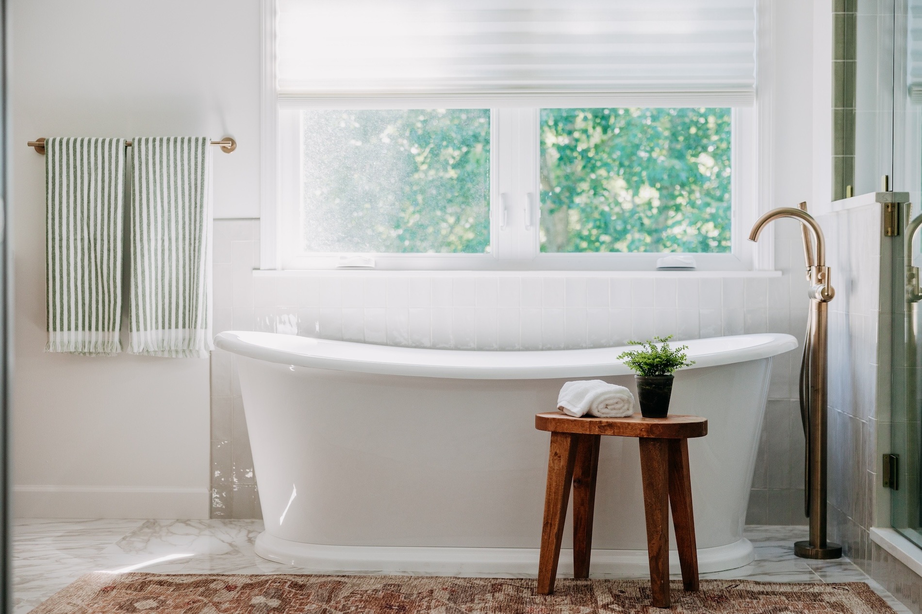 Bathtub With Stool Table